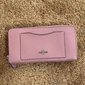 BNWT Authentic Coach wallet mauve color